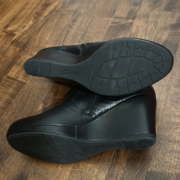 Clarks black leather wedge boots/ booties w/ zipper and buckle accent, 8 - Picture 4 of 7